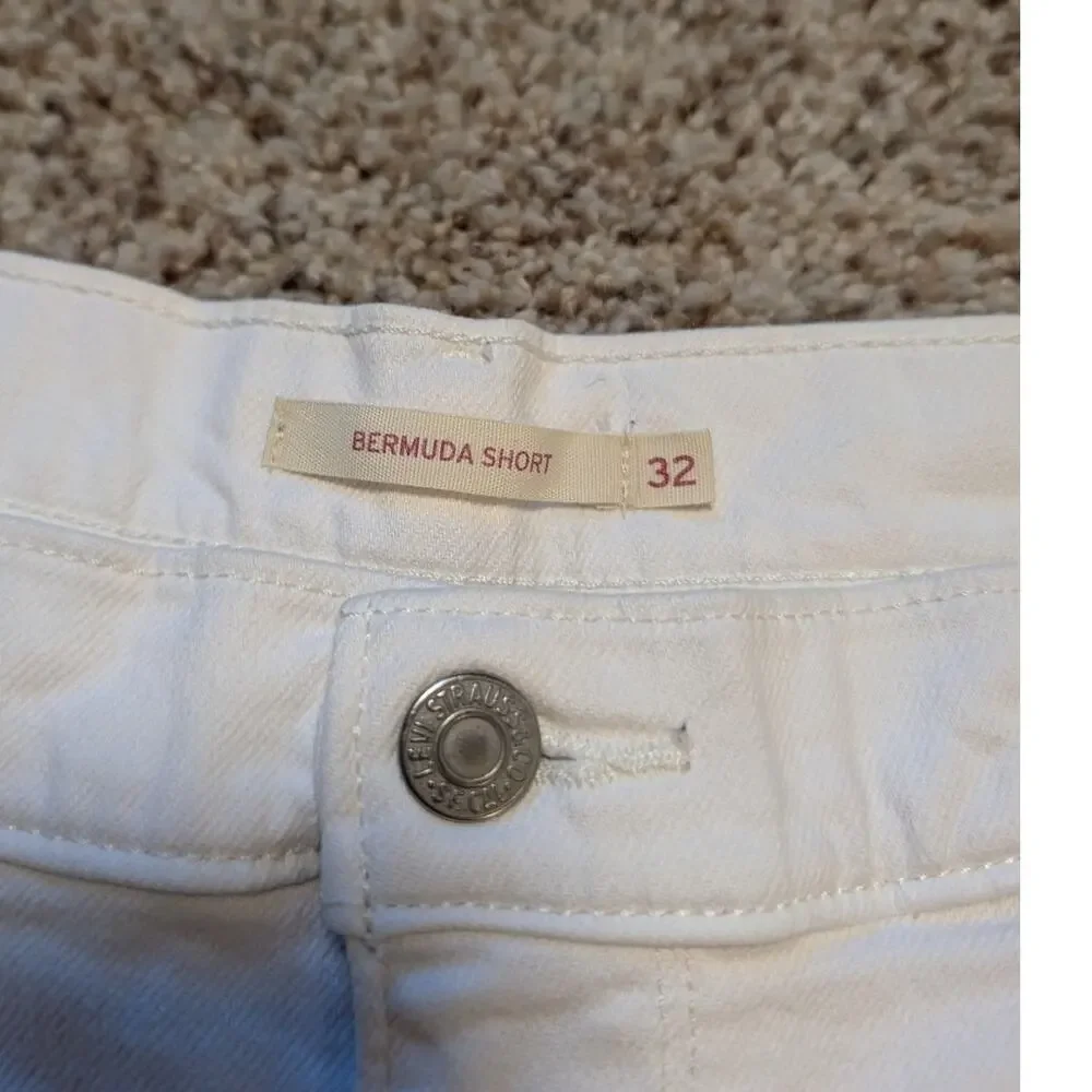 LEVI'S women's White denim Bermuda jean shorts, size 32/14. Embroidered; Classic - Picture 4 of 9